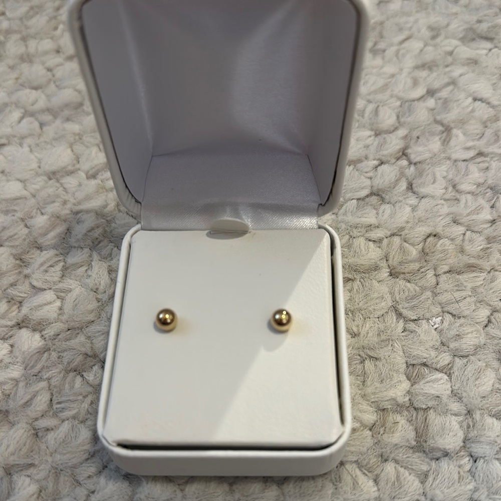 Gold Earrings with Smooth Polished Finish for Everyday Wear